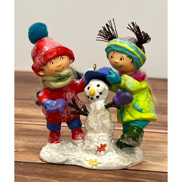 2008 HALLMARK KEEPSAKE ORNAMENT QXG7231 FIRST SNOWMAN OF THE YEAR BUILDING - Picture 1 of 11